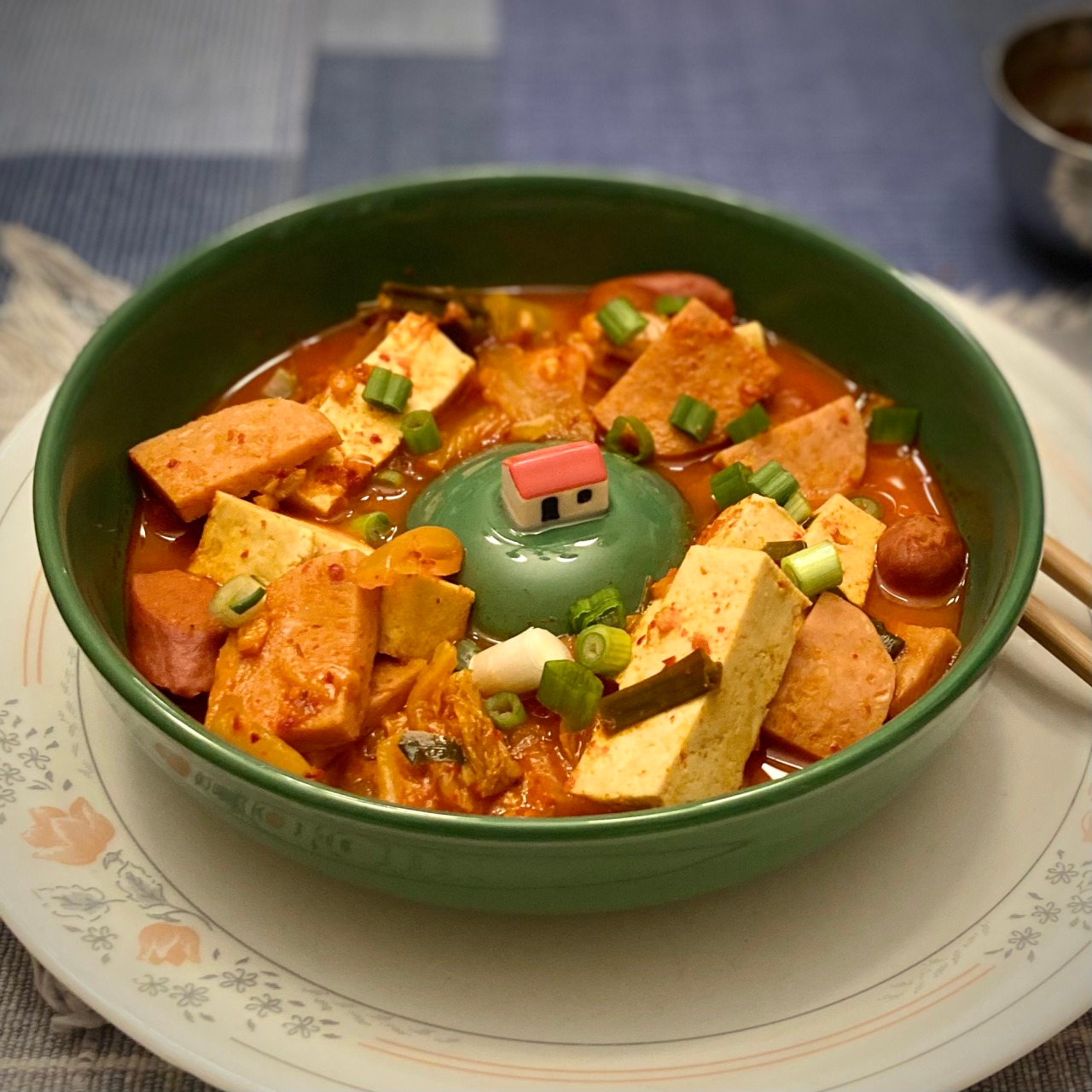 Cute little house bowl accompany you through any difficult times